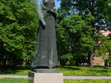 Socha spisovatelky Boženy Němcové, dílo sochaře Vladimíra Navrátila z roku 1965, umístěná v Čechových sadech v Olomouci. Foto Michal Maňas.